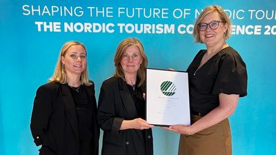 Grattis till Minnesota Communication, först i Norden med ett Svanenmärkt event! Från vänster: Sofie Lagergren, Minnesota Communication, Helena Österberg, Minnesota Communication, Sara Bergman, Miljömärkning Sverige.